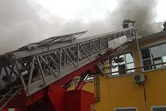 Под крышей — масляные баки: на екатеринбургском заводе «СМАК» из-за пожара обрушилась кровля