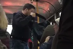 «По-хорошему просил!»: в центре Екатеринбурга пассажир ударил кондуктора и сбежал через окно — видео