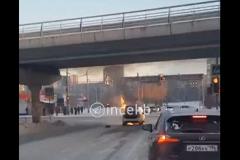 Автомобиль сгорел прямо на дороге под мостом по Технической