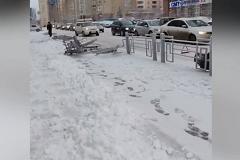 В центре Екатеринбурга Mazda снесла железный забор