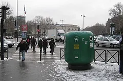 В Сети появилось видео, как «быдлосемейка» крушит бетонные урны в парке
