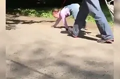 Видео о скандальной прогулке девочки на поводке может исчезнуть из Сети