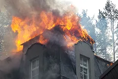 Причиной пожара в элитном поселке таунхаусов стала незаконная перепланировка