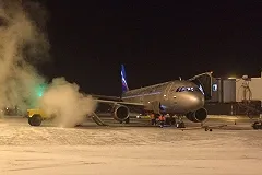 «Очень холодно!». В Кольцово рассказали как спасают самолеты от замерзания