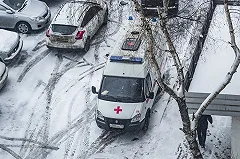 Очевидец падения парня на ВИЗе: незадолго до этого сверху летела наледь