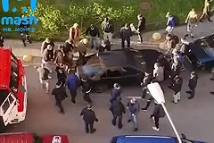 33 богатыря. Мужчины в Мурино на руках перенесли машину