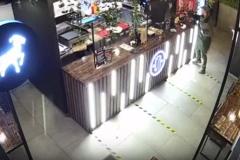 В Санкт-Петербурге сотрудника кофейни обстреляли недовольные клиенты — видео