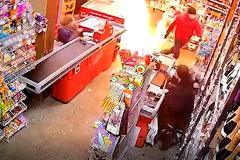 На Урале мужчина поджёг прилавок в продуктовом магазине — видео
