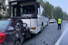 На свердловской трассе мужчина без прав устроил аварию с пассажирским автобусом