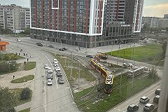 Пятисекционный трамвай сошел с рельсов в Екатеринбурге