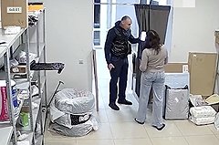 В Екатеринбурге неизвестный довел сотрудницу Ozon до слез из-за патчей для глаз