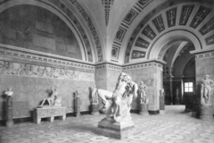 Студент сломал статую 19 века в Милане, пока делал "селфи"