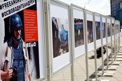 Работы погибшего на Украине фотографа Стенина выставили в Афинах