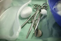 При кесаревом сечении новорожденных будут заражать вагинальными микробами