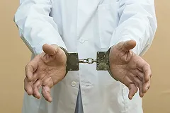 В Германии после «противораковой терапии» массово погибли клиенты