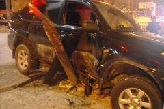 На Щербакова внедорожник после ДТП снёс знак, врезался в столб и сбил пешехода