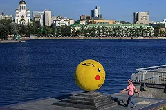 «Утопили, наверное»: с набережной у Театра драмы исчез гранитный шар (ФОТО)