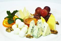 Горгонзола, чеддер, фета, пармезан: какой сыр самый полезный