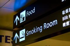 Минздрав предлагает разрешить аэропортам не более двух курительных комнат