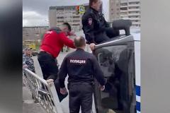 В Екатеринбурге перевернулся полицейский автозак с заключенными