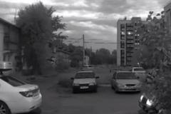 «Люди кричали от ужаса». Стрельбу из салютных пистолетов в Челябинске снял домофон