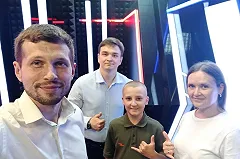 В Екатеринбурге мальчик, которого оскорбили из-за шапки с «Z», пришел в эфир «Соловьев live»