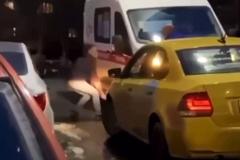СМИ: В Екатеринбурге водитель легковушки проколол колеса машине скорой помощи