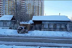 В Екатеринбурге продают старый деревянный домик по цене элитной квартиры в Москве