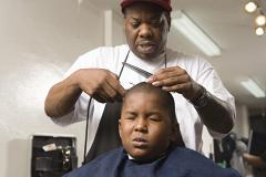 Темнокожего владельца парикмахерской в Италии заподозрили в расизме