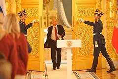 Путин лично вручает ордена геям