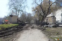 В сквере за Оперным театром разбили постаменты со львами