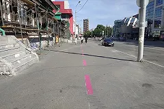 Выяснилось, что обозначает розовая линия на тротуарах в Екатеринбурге