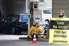 Активисты Гринписа приковали себя к бензоколонкам "Газпрома"