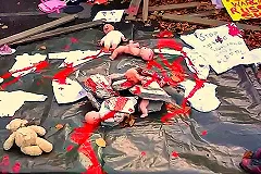 Вход в посольство России в Дублине завалили «окровавленными» пупсами