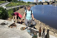 Сотни екатеринбуржцев вышли очищать Городской пруд от битого стекла