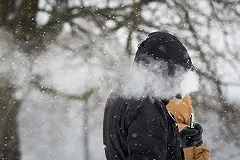 Чиновники решили приравнять электронные сигареты к обычным