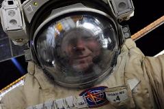 Российский космонавт Геннадий Падалка сделал селфи в открытом космосе