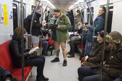 Москвичи присоединились к флешмобу «В метро без штанов»