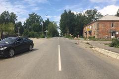 Семилетние мальчик с девочкой попали под машины в Свердловской области
