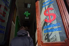 Названы последствия падения курса рубля для россиян