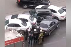 На Родонитовой парень на BMW влетел в припаркованные машины