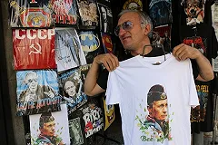 Песков ответил на вопрос о наличии маек с Путиным в гардеробе президента