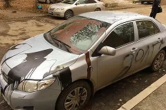 Неизвестные облили кислотой в Екатеринбурге машину преподавателя вуза