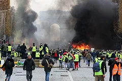 В Париже слезоточивым газом разогнали недовольных ценами и Макроном