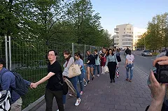 Жители Екатеринбурга устроили массовую прогулку в сквере у драмы