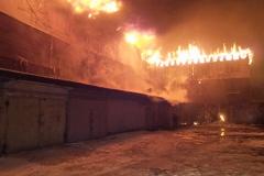 В центре Екатеринбурга горит административное здание