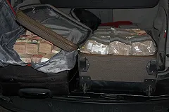 Четыре чемодана денег незаконно пытались ввезти в Российскую Федерацию из Литвы