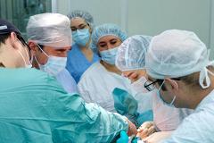 Свердловские врачи заменили пациенту кость на титановый имплант