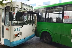 На Малышева столкнулись маршрутка и троллейбус