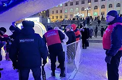 На входе в Ледовый городок на Плотинке выстроилась огромная очередь